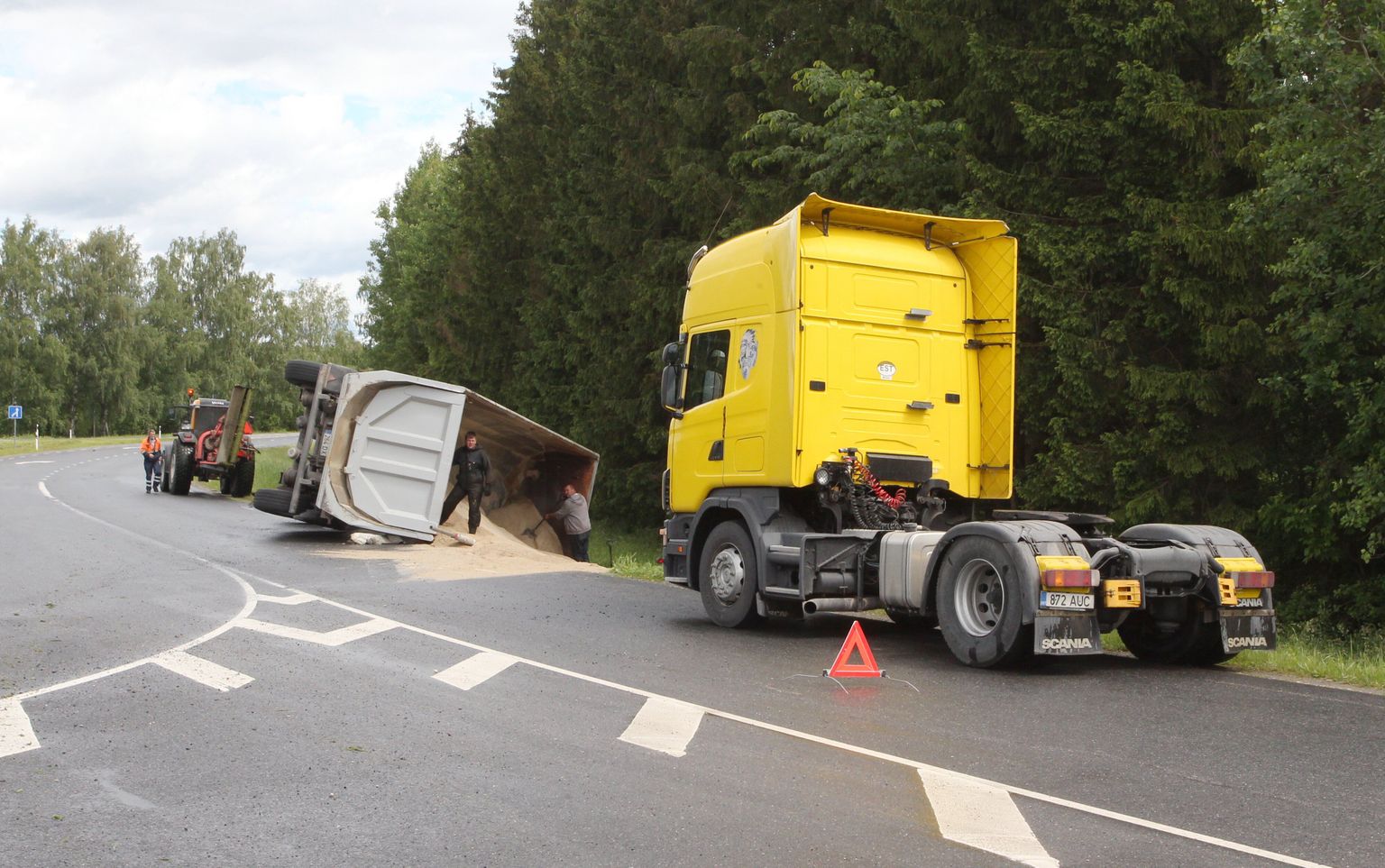 Jõgeva-Jõhvi maantee ristmikul Tartu vallas paiskus teelt välja kummuli kraavi kruusa vedanud veoauto.