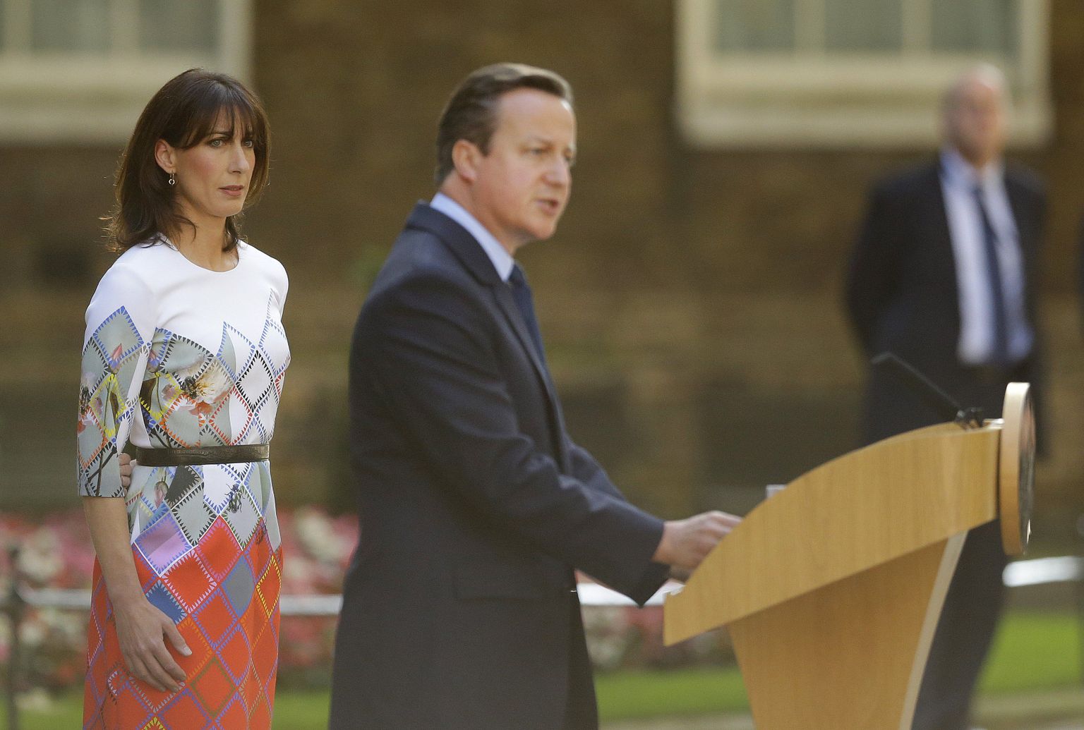 Briti peaminister David Cameron eile Londonis oma tagasiastumisest teatamas, kõrval toetamas abikaasa Samantha.