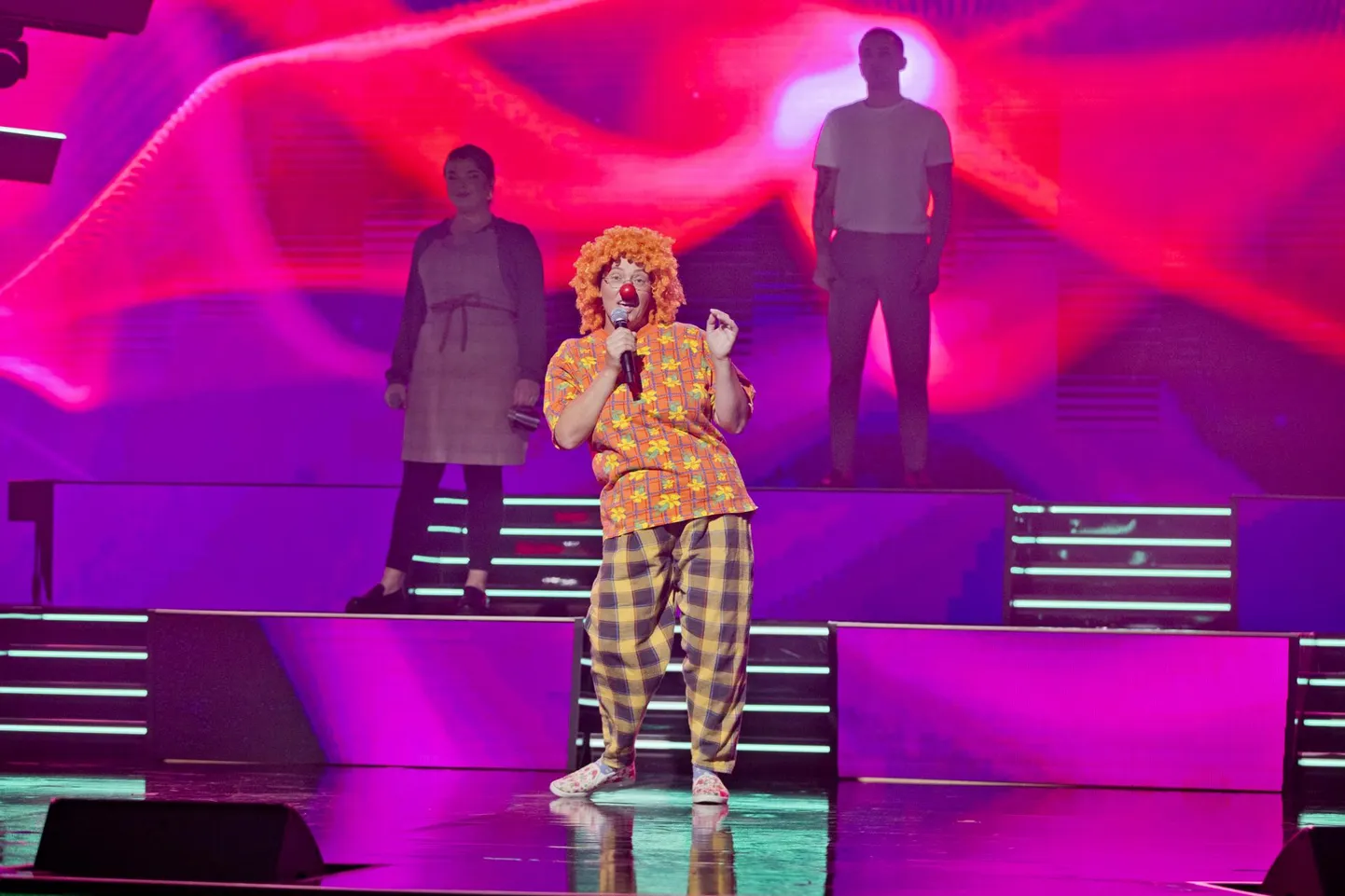 Kõigepealt matkis õpetaja Marika Loderaud saates Madonna laulu «La Isla Bonita», tegelik hääl kuulus samas saates üles astunud Marta Lotta Kukele, kes kandis talisupleja kostüümi.