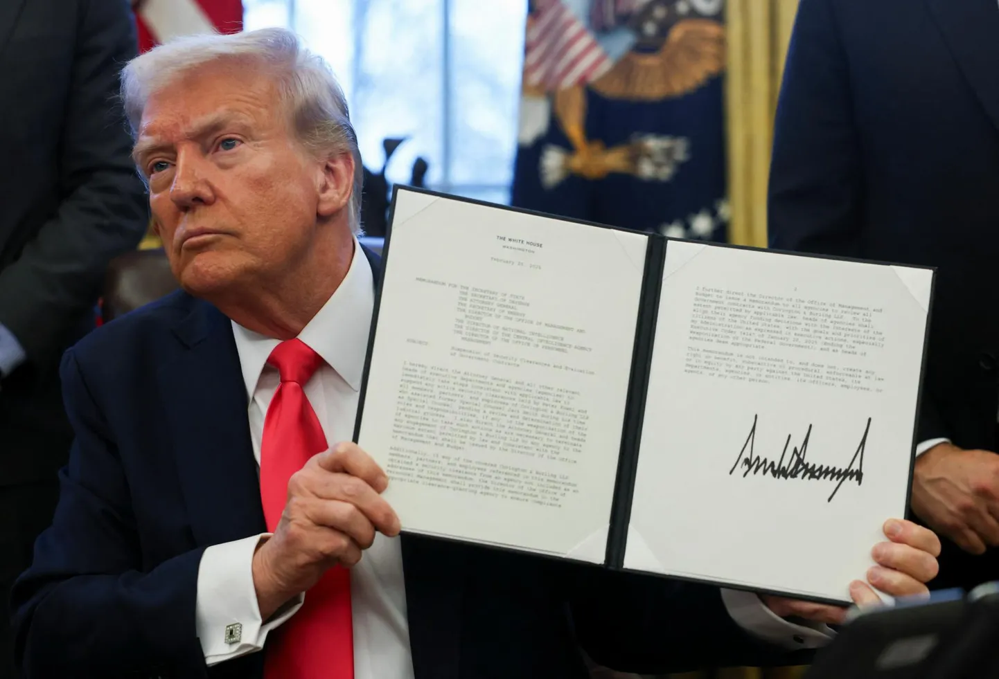 USA president Donald Trump teisipäeval Valge Maja Ovaalkabinetis pärast järjekordse täidesaatva korralduse allkirjastamist.