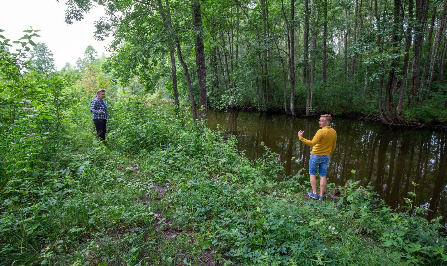 Margus Tarto näitas eile Amme jõe ääres kohta, kus ta esmaspäeval karuga tõtt vaatas. Metsaott oli Tartost sama kaugel kui Tartu Postimehe reporter Eili Arula (vasakul).