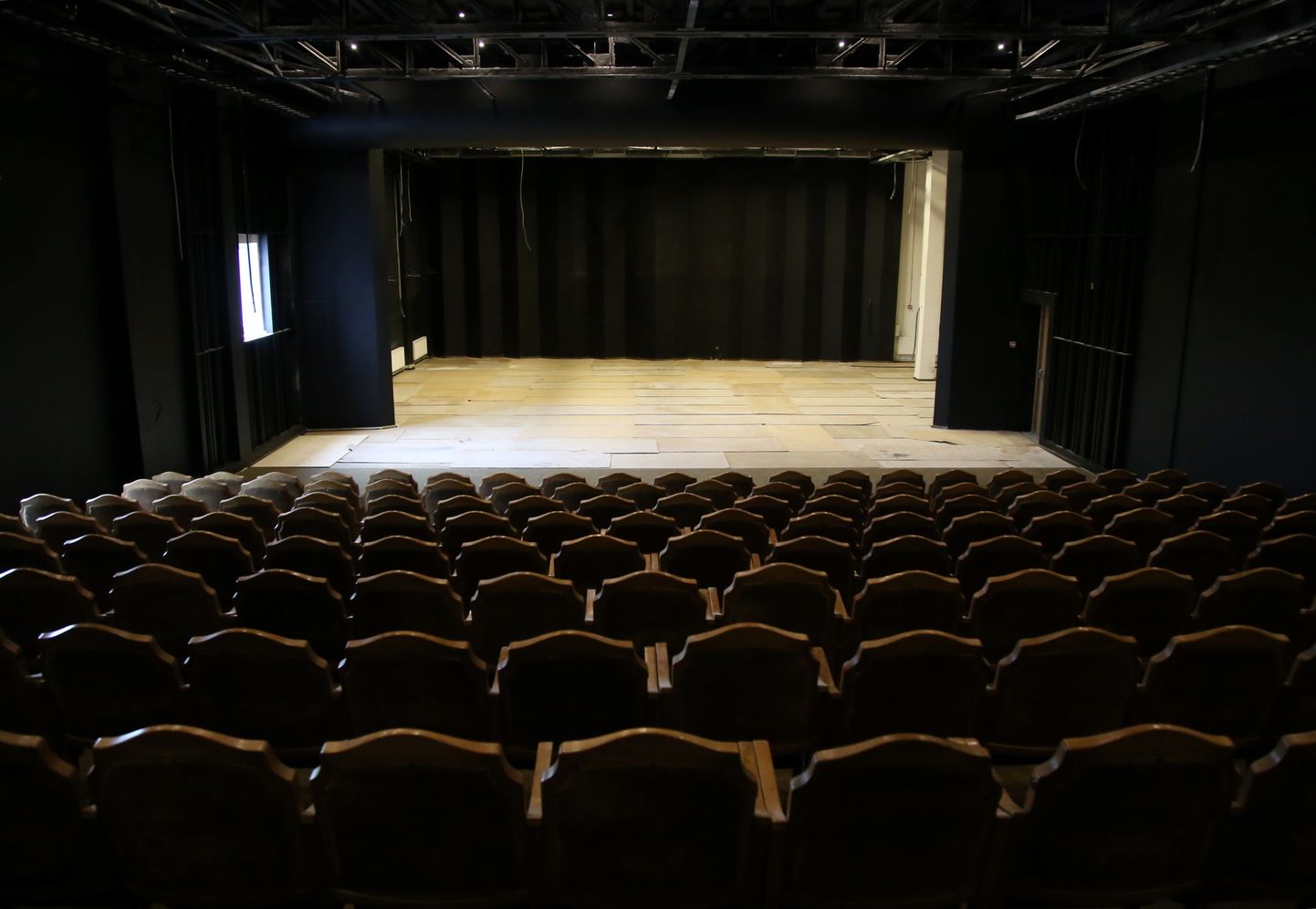 Зрительный зал Нового Рижского театра во временных помещениях в Tabakas fabrika