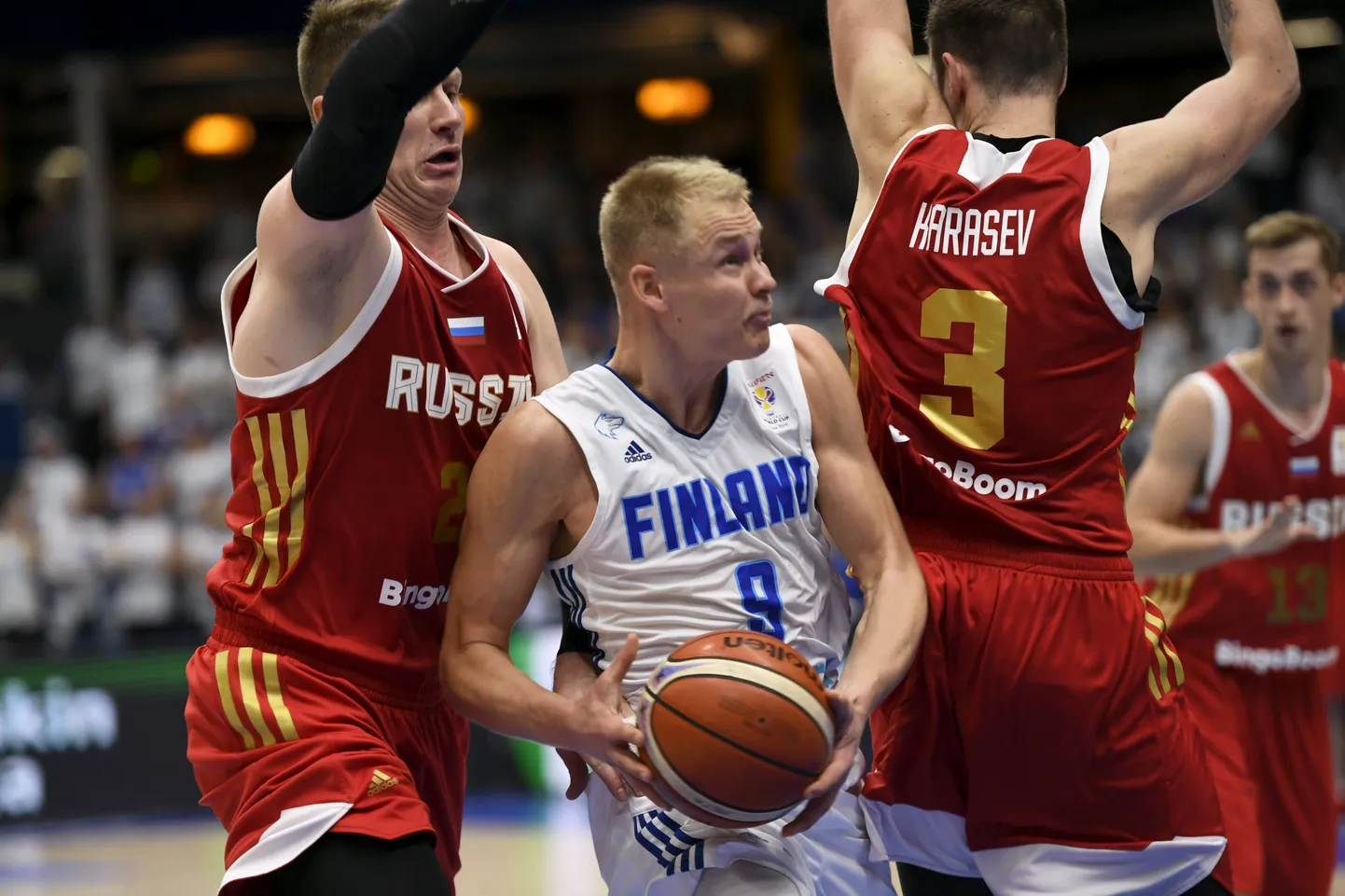 Andrei Vorontsevitš ja Sergei Karasev Sasu Salinit ahistamas.