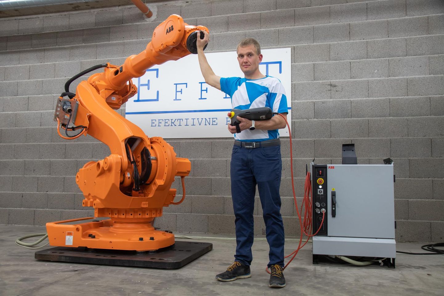Pärast tehnikakõrgkooli auto­inseneeria õpinguid leidis Arno Jürisson, et robotid on teema, millega ta tahaks tegelda. Esiti asus ta Effetis toimetama ABB tüüpi haaratsitega, kuid pikem plaan on välja arendada isejuhtiv kahveltõstuk.