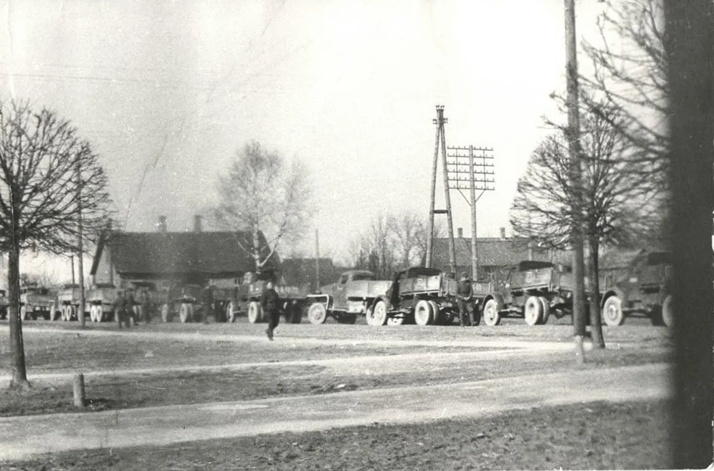 Küüditatuid transportinud sõjaväe autokolonn Türil 25. märtsil 1949.