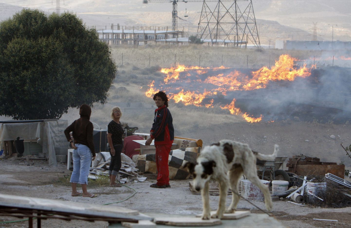 Ateenast paarikümne kilomeetri kaugusel läänes asuvas Aspropyrgose tööstuslinnas lõõmavad tulekahjud.