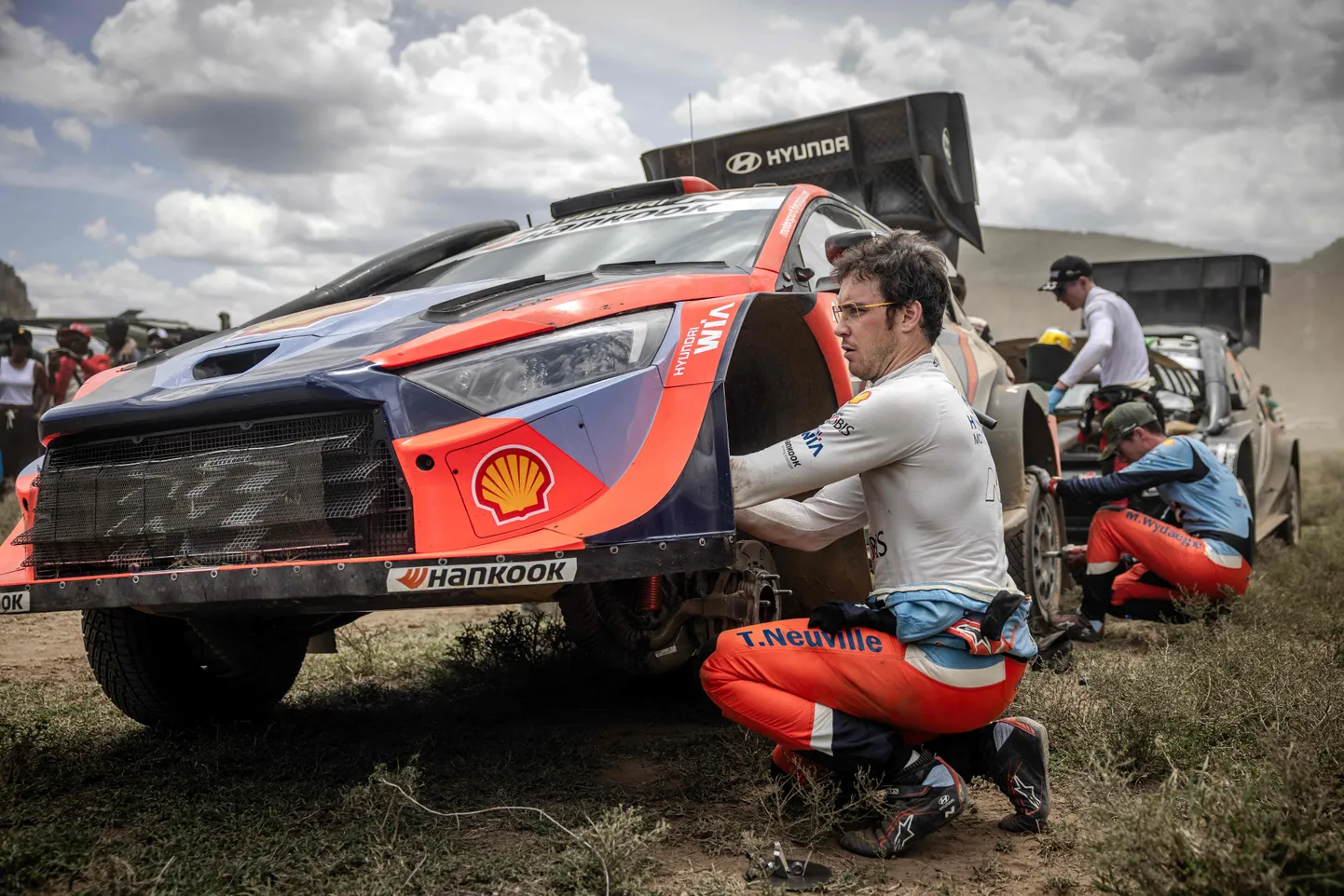 Thierry Neuville putitamas masinat Keenia rallil.