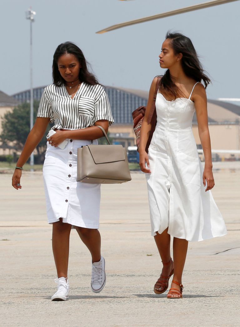 Sasha (vasakul) and Malia Obama