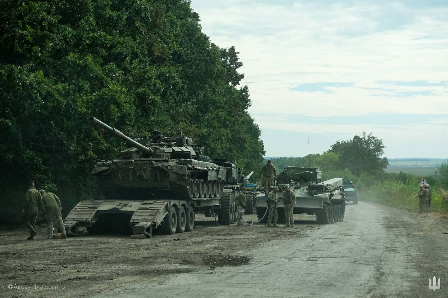 Ukraina sõjaväelased venelaste hüljatud tanki minema vedamas.