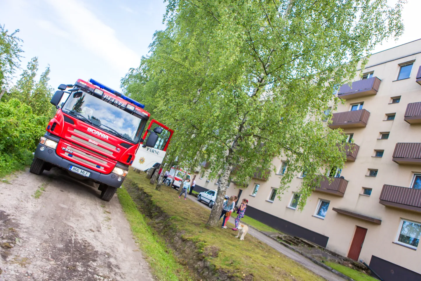 Päästjad said väljakutse korrusmajja, kus toimus põleng ühes korteris.