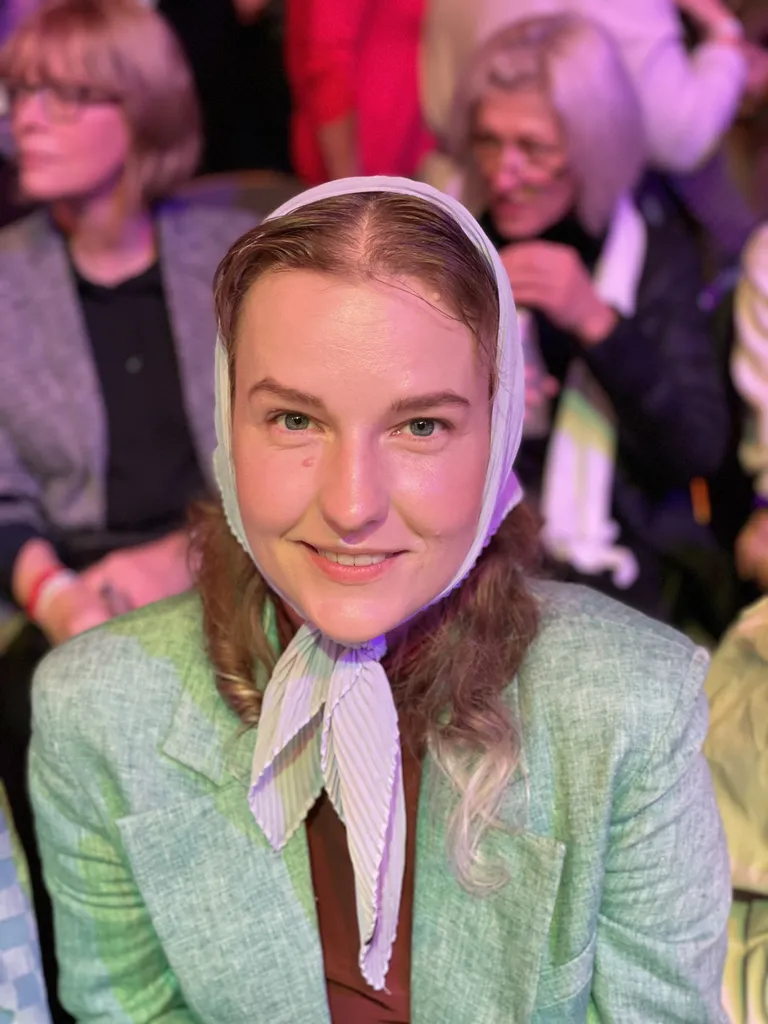 Helene Vetik kannab stiilset pearätti.