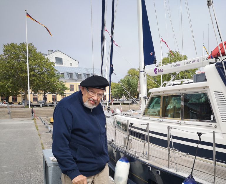 Eesti endine aukonsul Gotlandil Veljo Pärli tervitamas ekspeditsioonilaeva Admiral Bellingshausen