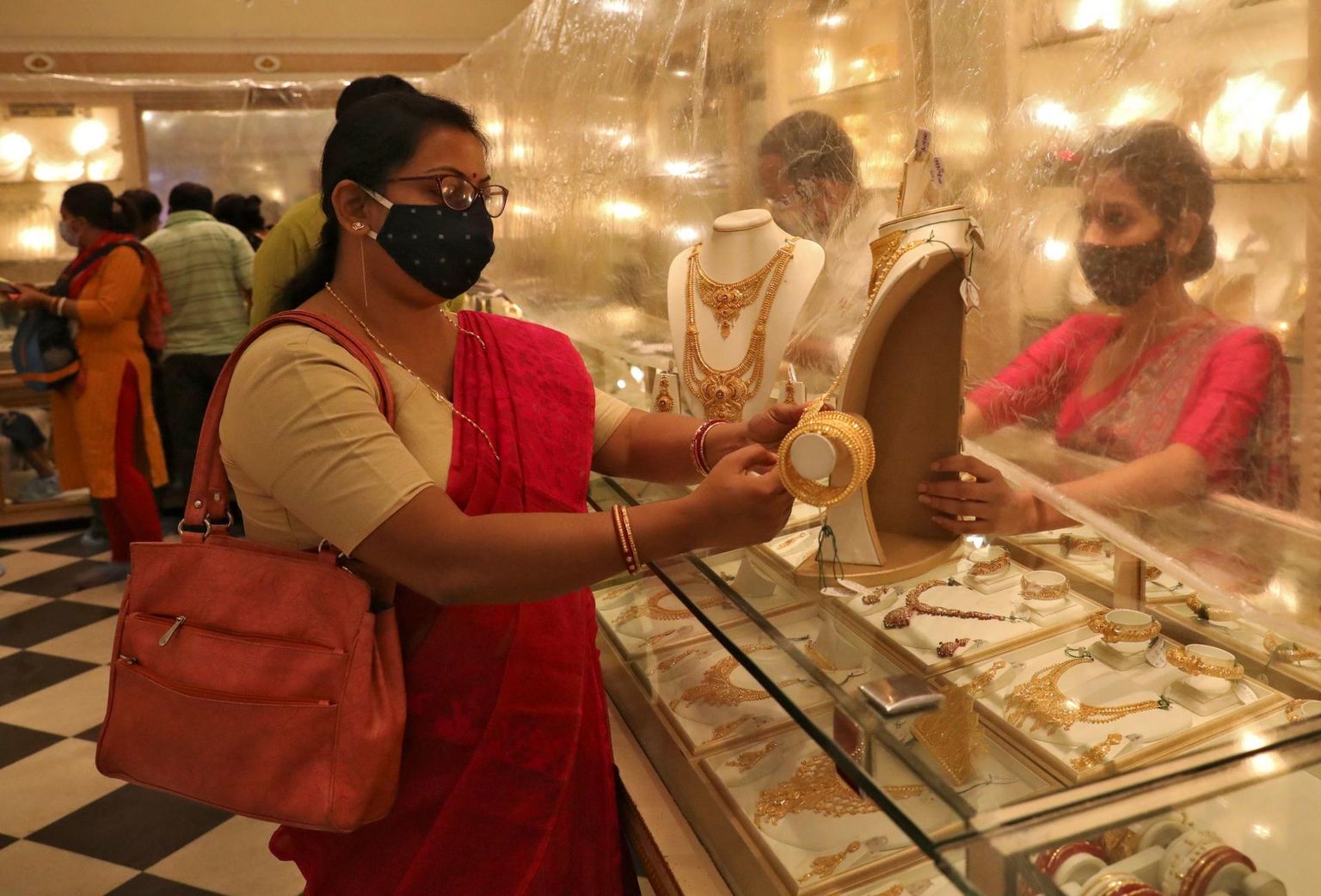 Juveelipood Indias Kolkatas. Indias vähenes nõudlus kuldehete järele 42 protsenti.