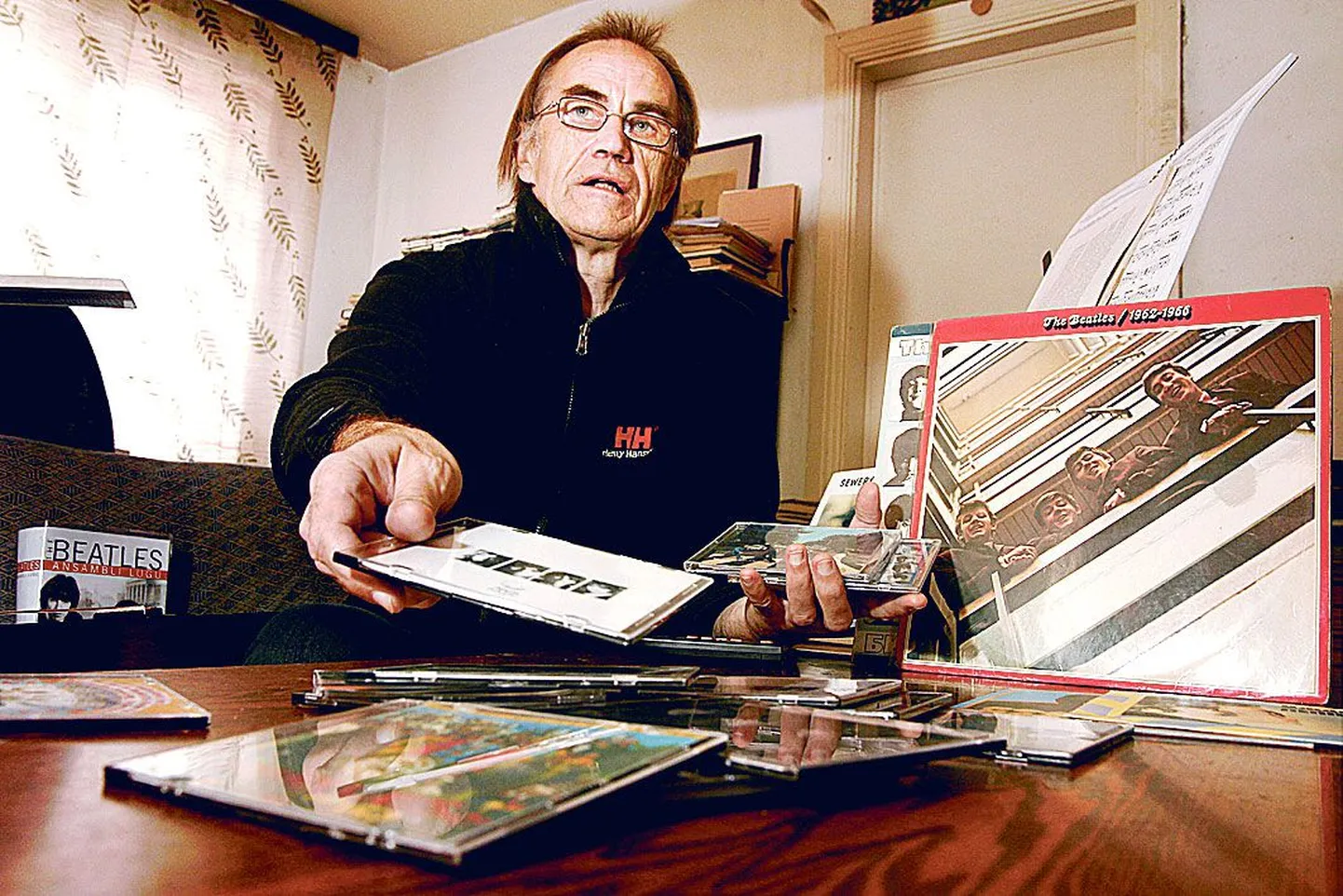 Toomas Taul illustreerib biitlite raamatut (vasakul taga) näidetega nende heliloomingust ja ta saaks panna mängima ka debüütplaadi «Please Please Me» (paremal).