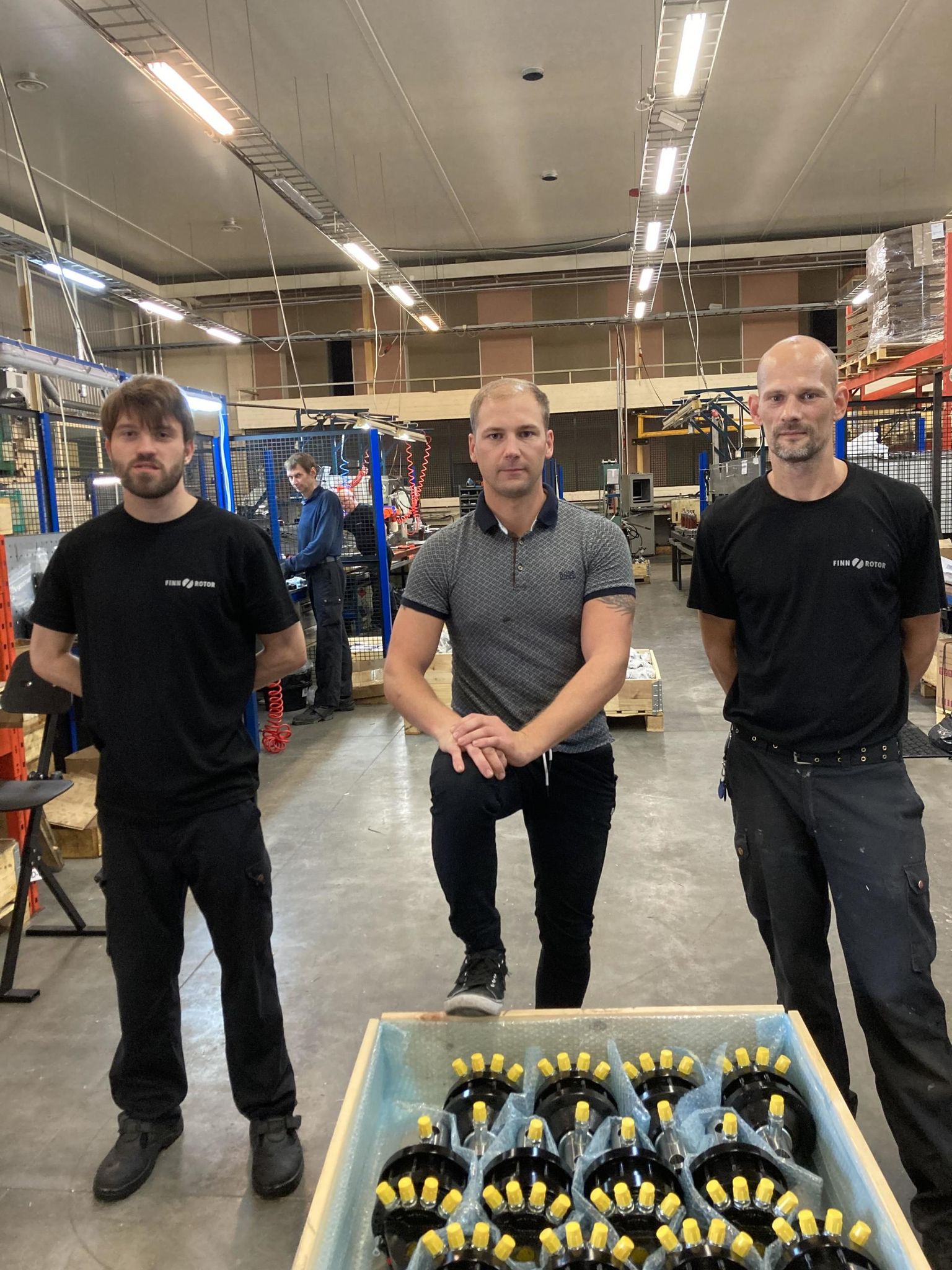 Finn-Rotor Oy liideti Pärnus asuva Finn-Rotor Estonia OÜga, mille tegevjuht on Matti Övermark (keskel). Temast vasakul on ettevõtte masinaosade koostaja Raigo Afanasjev ja paremal töödejuhataja Ainar Agasild.