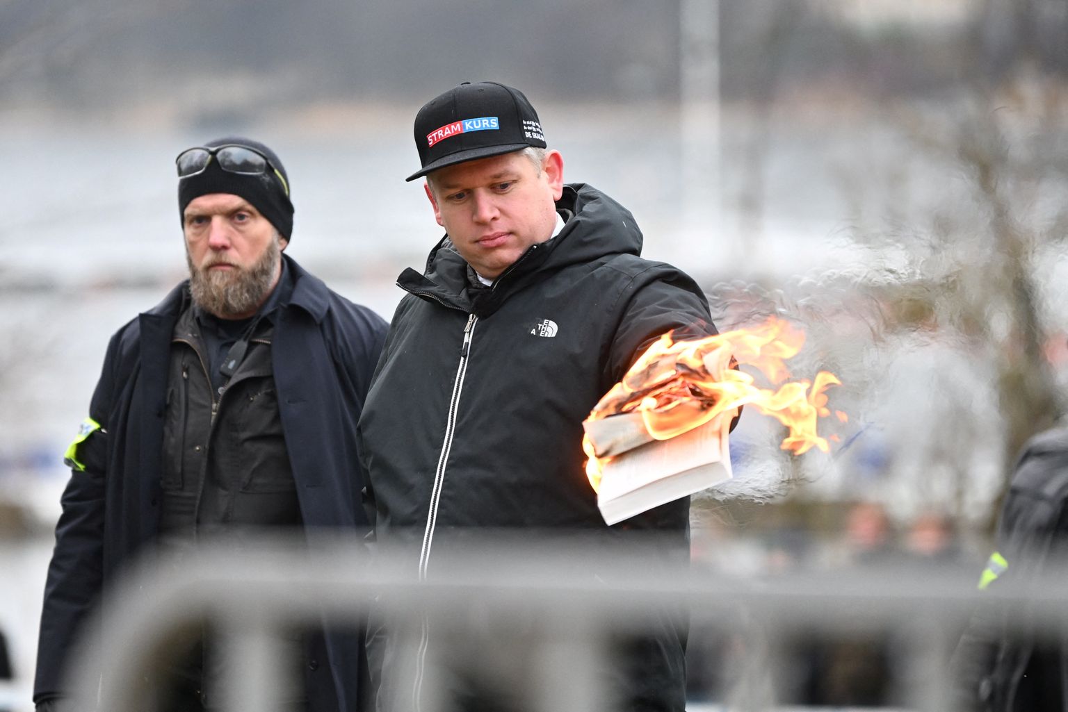 Paremäärmuslane Rasmus Paludan koraani põletamas.