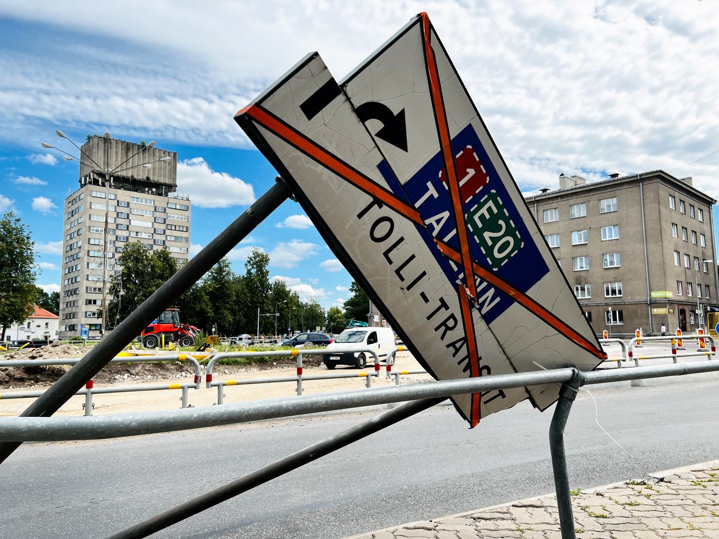 Sõidukite liikumine läbi Narva on piiripunkti viiva transiittee rekonstrueerimise tõttu häiritud.