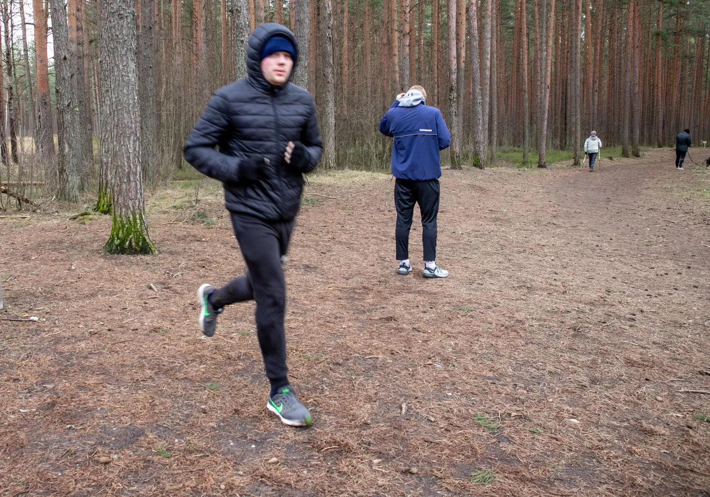 Uue koroonaviiruse mõjul on lukku pandud võimlad ja spaad ning seetõttu on terviserajad tervisesportlastest tulvil.