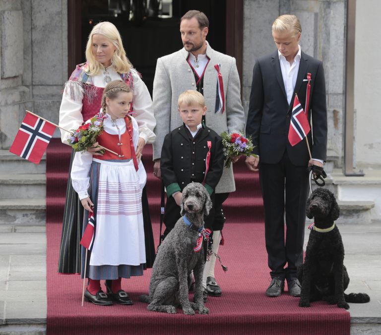 Norra kroonprintsess Mette-Marit, kroonprints Haakon, Mette-Mariti poeg Marius. Nende ees printsess Ingrid Alexandra ja prints Sverre Magnus