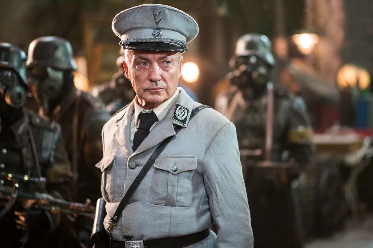 Udo Kier on korduvalt mänginud Adolf Hitlerit. Kaader filmist «Iron Sky: The Coming Race».