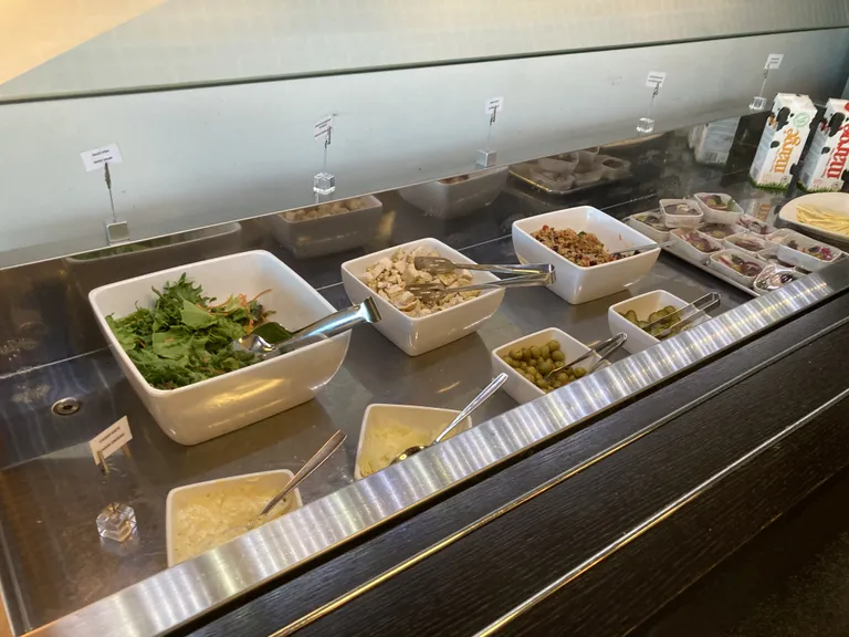 Suurema nälja korral saab endale komplekteerida taldrikutäie salatilauast.