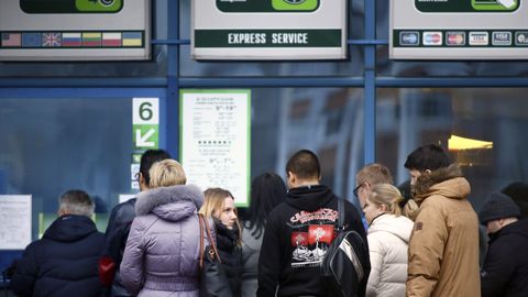 Белорусы массово снимают деньги со счетов в банках 
