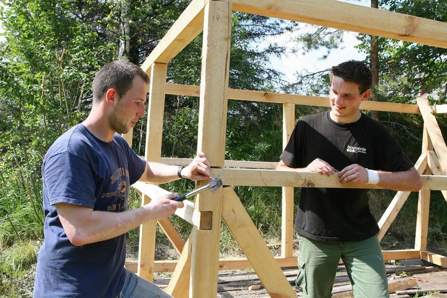 Sakslane Stephan (vasakul) ja Belgiast pärit Kjell olid neljapäeval ametis Tipu külamaja jaoks puukuuri ehitamisega.