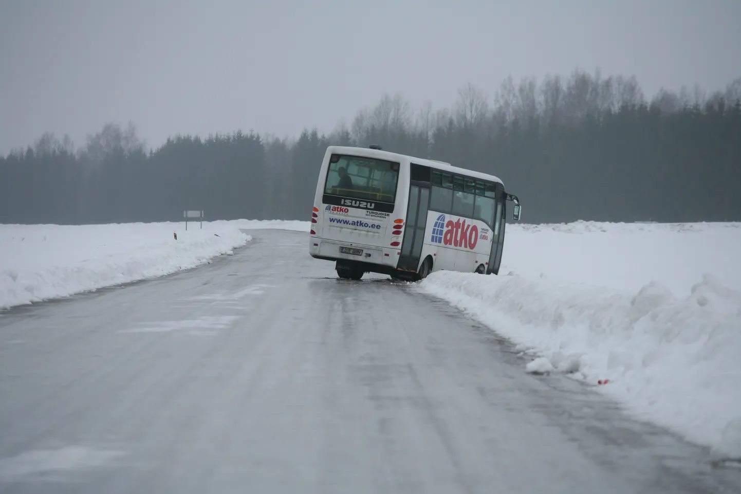 Kraavi vajunud liinibuss.