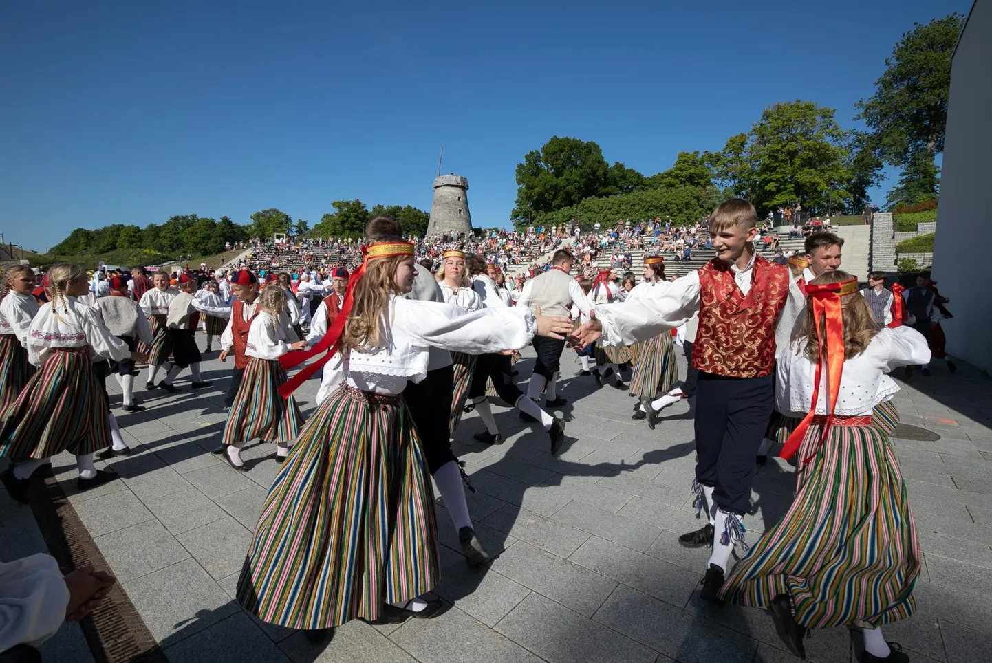 Virumaa tantsupidu "Mängu ilu" tõi Rakvere Vallimäele rõõmsad ja kaunid tantsumustrid.