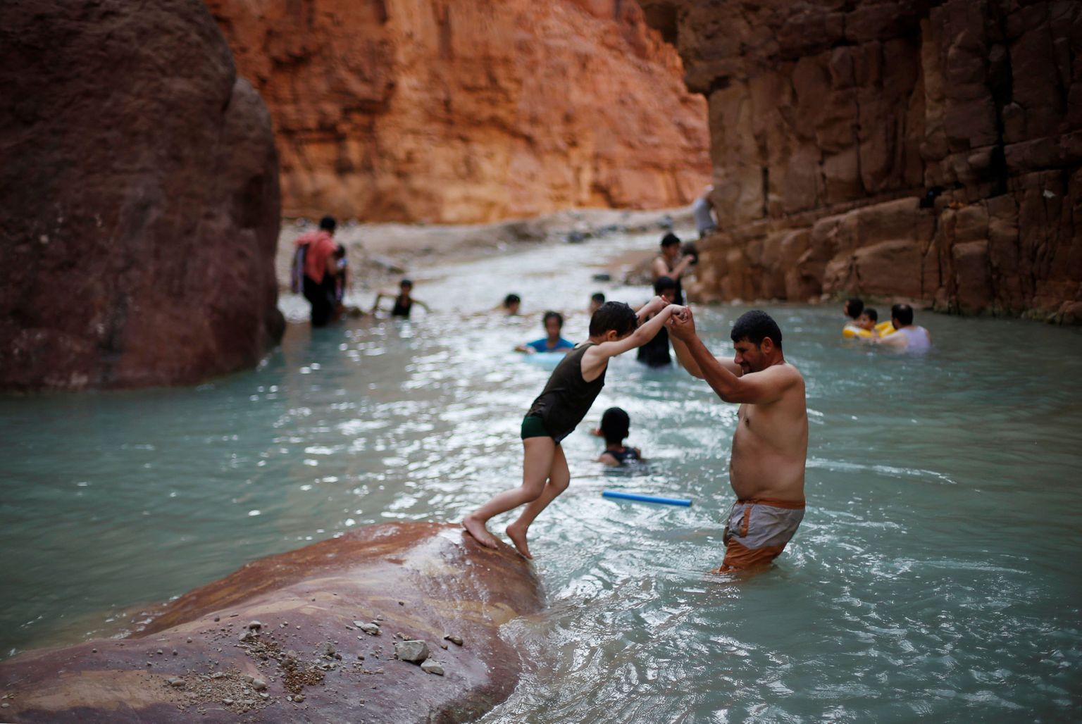 Inimesed suplemas ootamatult veeküllases Jordani jões.