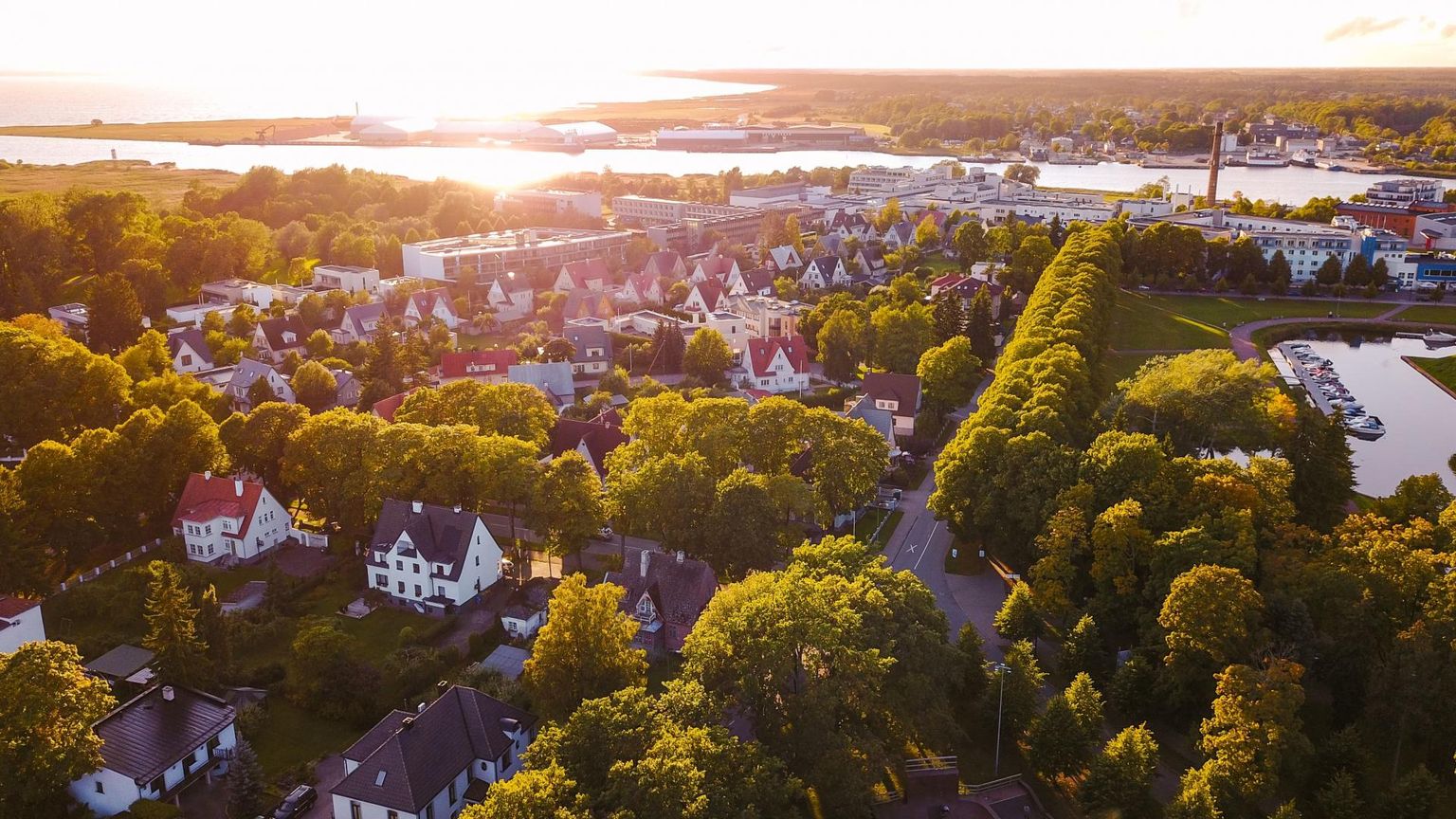 Kahes keeles video tutvustab peale Pärnu linna muid Pärnumaa paiku.