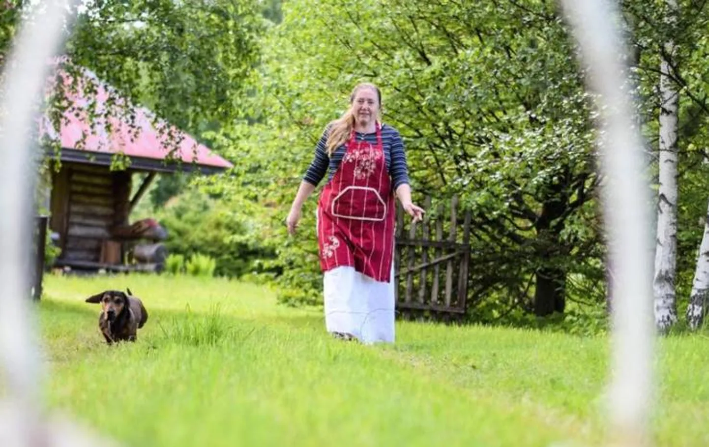 Anneli Koppel oma koduaias.