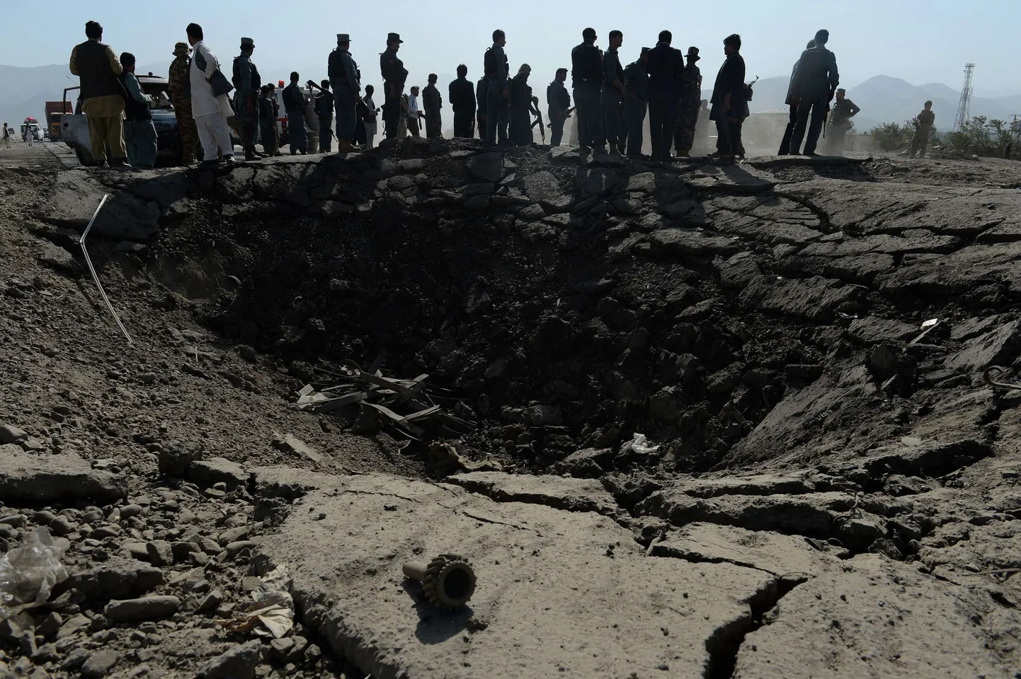 Kraatri tekitanud plahvatuses sai politsei andmetel viga üle 100 inimese.