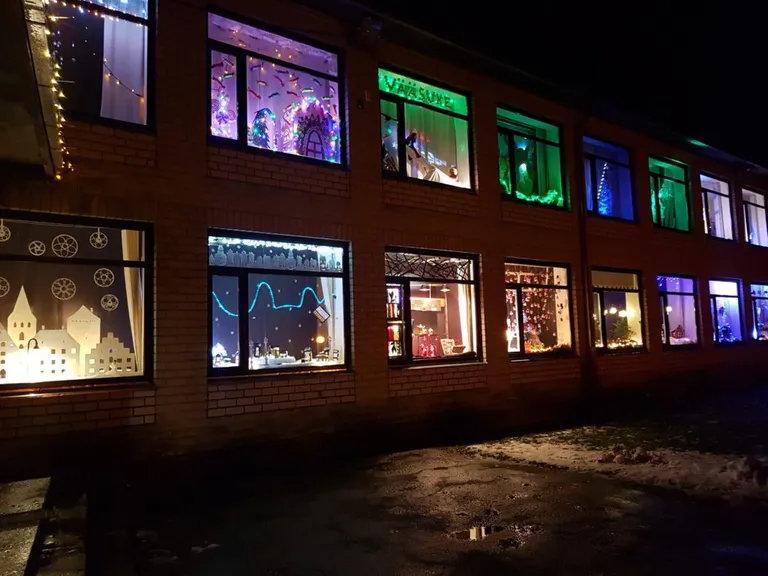 Väätsa rahvamaja jõuluvaateaknad, mida kogukond igal aastal kujundab.