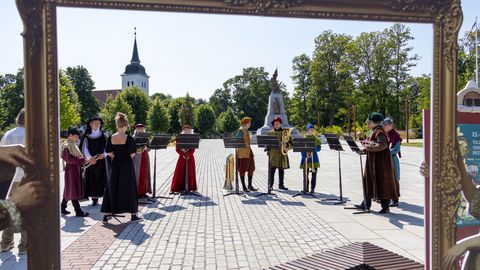 Noored muusikud marssisid läbi linna