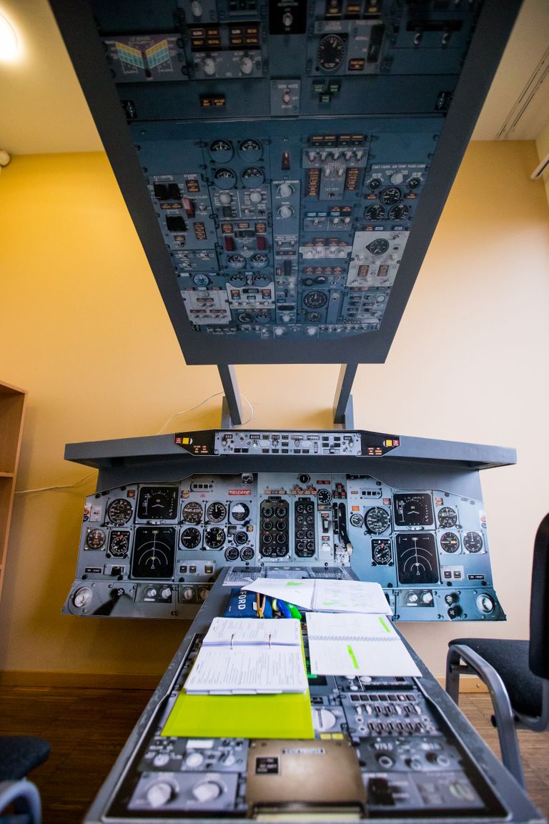 Boeing 737 paberist makett, kus piloodikadetid nuppude ja kangide asukohad selgeks õpivad.