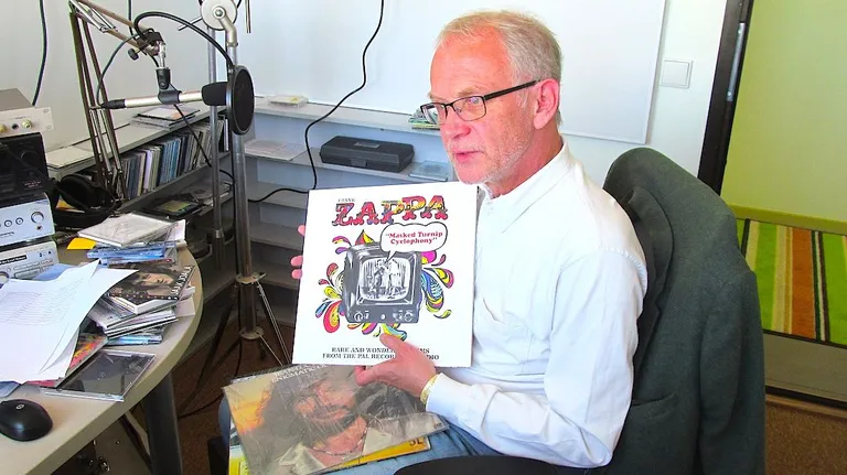 Eiki Nestor, kes oma suure retrostiilis plaadikohvriga juba Vikerraadios ettevalmistusi tegemas käis, sõnas, et kindlasti saab muu hulgas kuulda üht tema suurt lemmikut Frank Zappat, aga ka üht väga head Eesti esitajat.