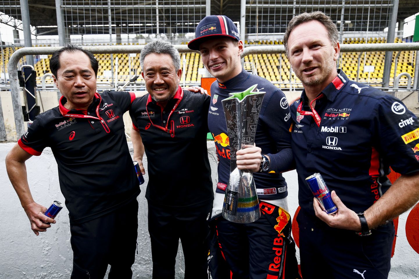 Masashi Yamamoto (vasakult teine) koos teiste Red Bulli oluliste liikmetega.