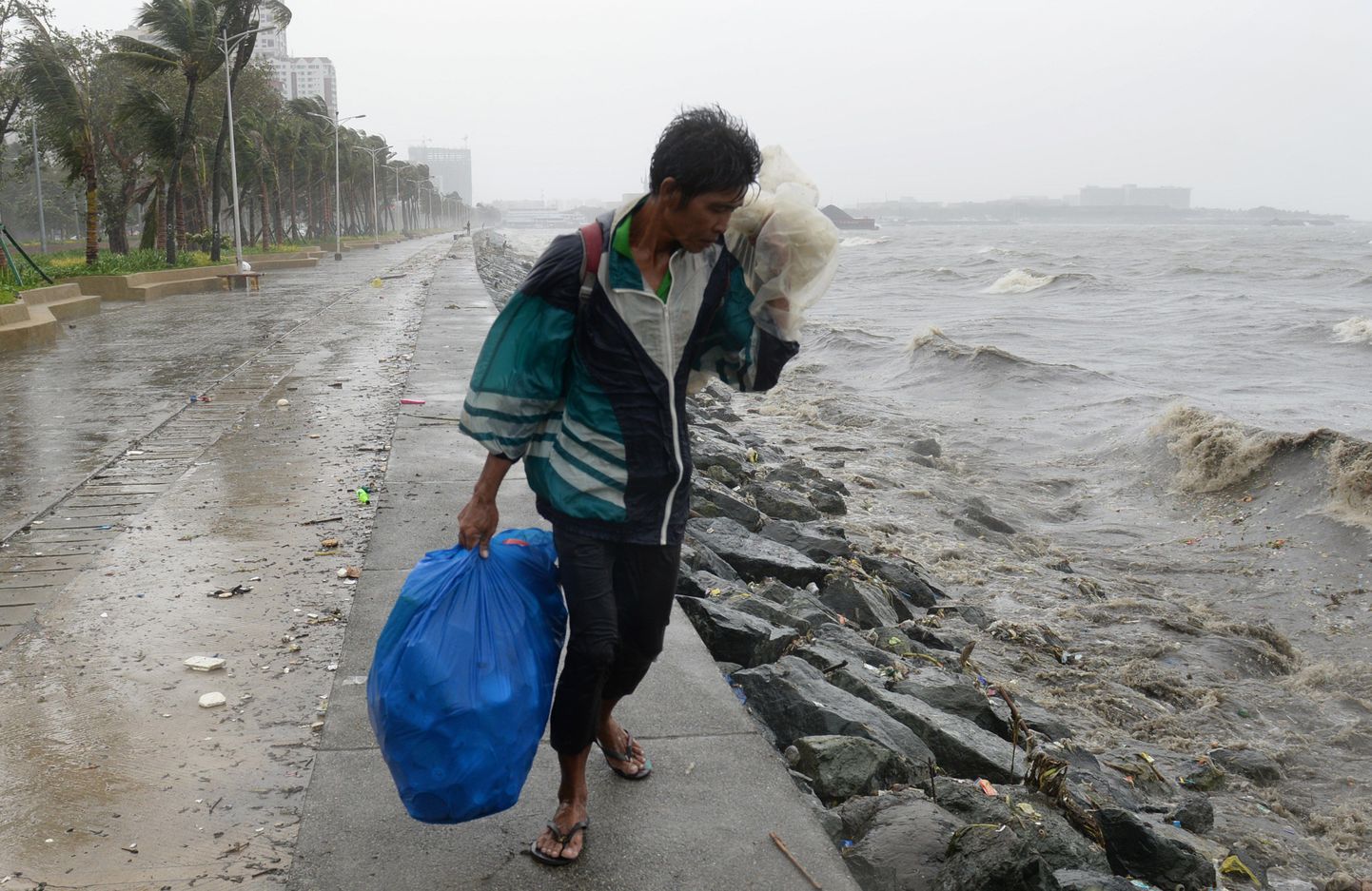 Taifuun Koppo võtab võimust Filipiinide pealinnas Manilas.
