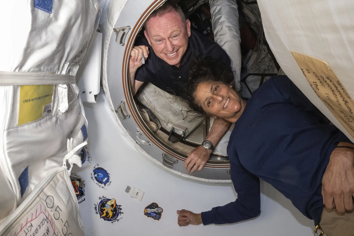 USA kosmoseagentuuri NASA astronaudid Butch Wilmore ja Suni Williams 13. juunil 2024 rahvusvahelises kosmosejaamas Harmony moodulis. Nad pääsevad Maale tagasi alles järgmise aasta veebruaris. Põhjus on Boeing Starlineri tagasipöördumiskapslis, millel on palju tehnilisi probleeme