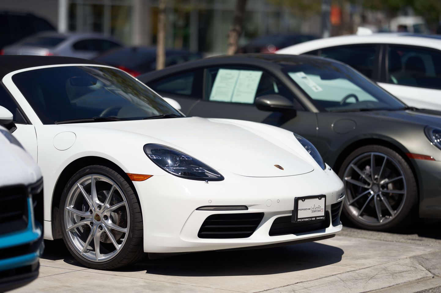 Uued Porsche sõiduautod müügisalongis.