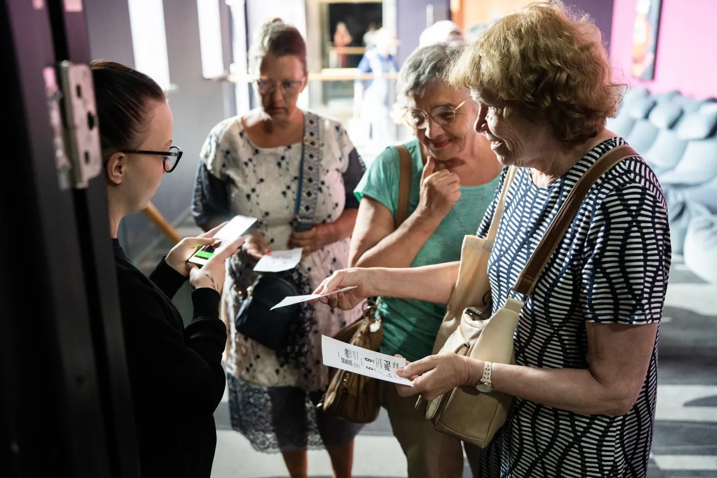 Tartu ülikooli Pärnu kolledži tudengid korraldasid 29. mail Apollo kinos seansi Pärnu üksi elavatele eakatele.