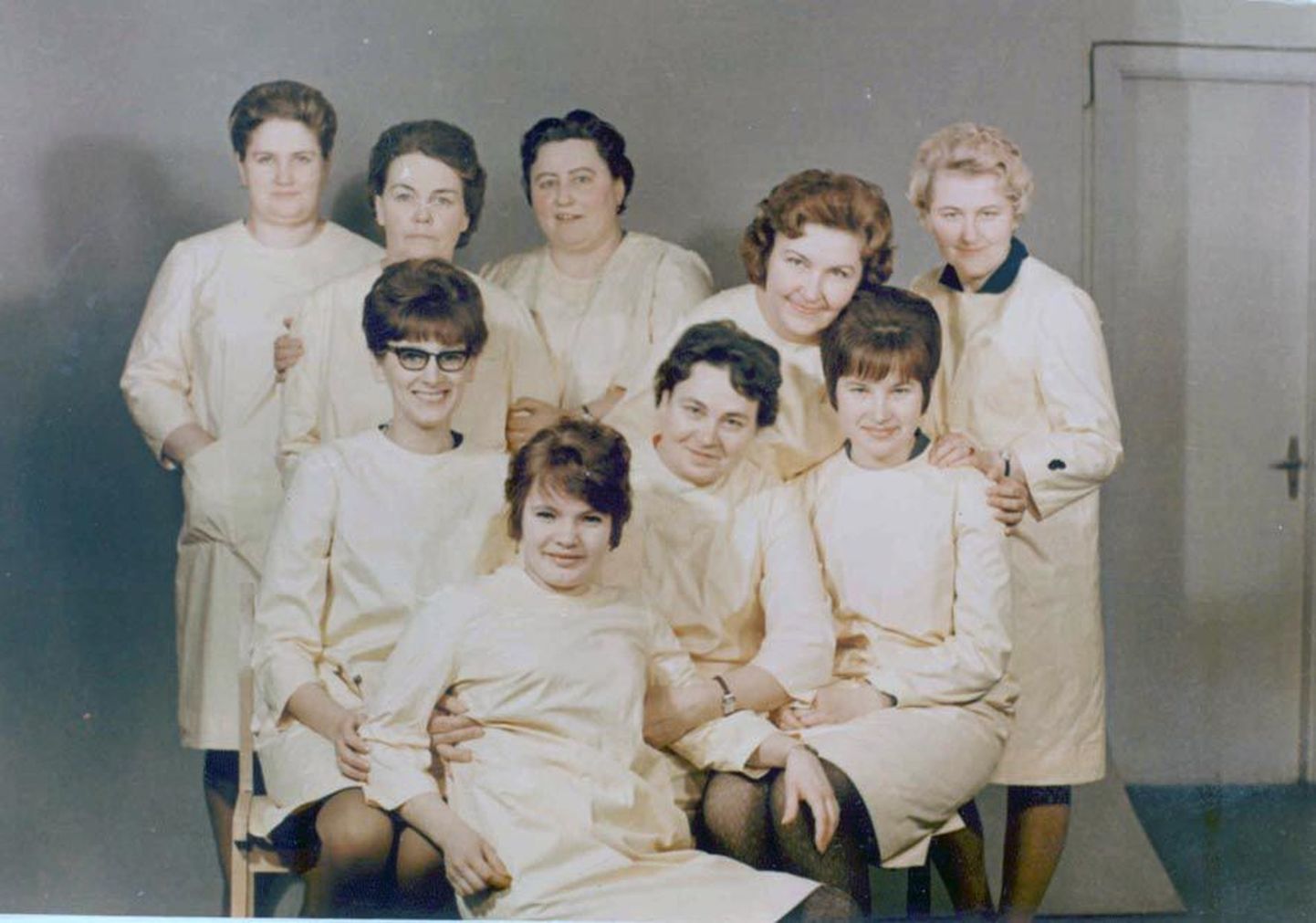 Paide juuksurid kolisid 45 aastat tagasi uude majja, kus nad said selga kollased kitlid (pildil istub Riina Orumaa esimeses reas paremal).