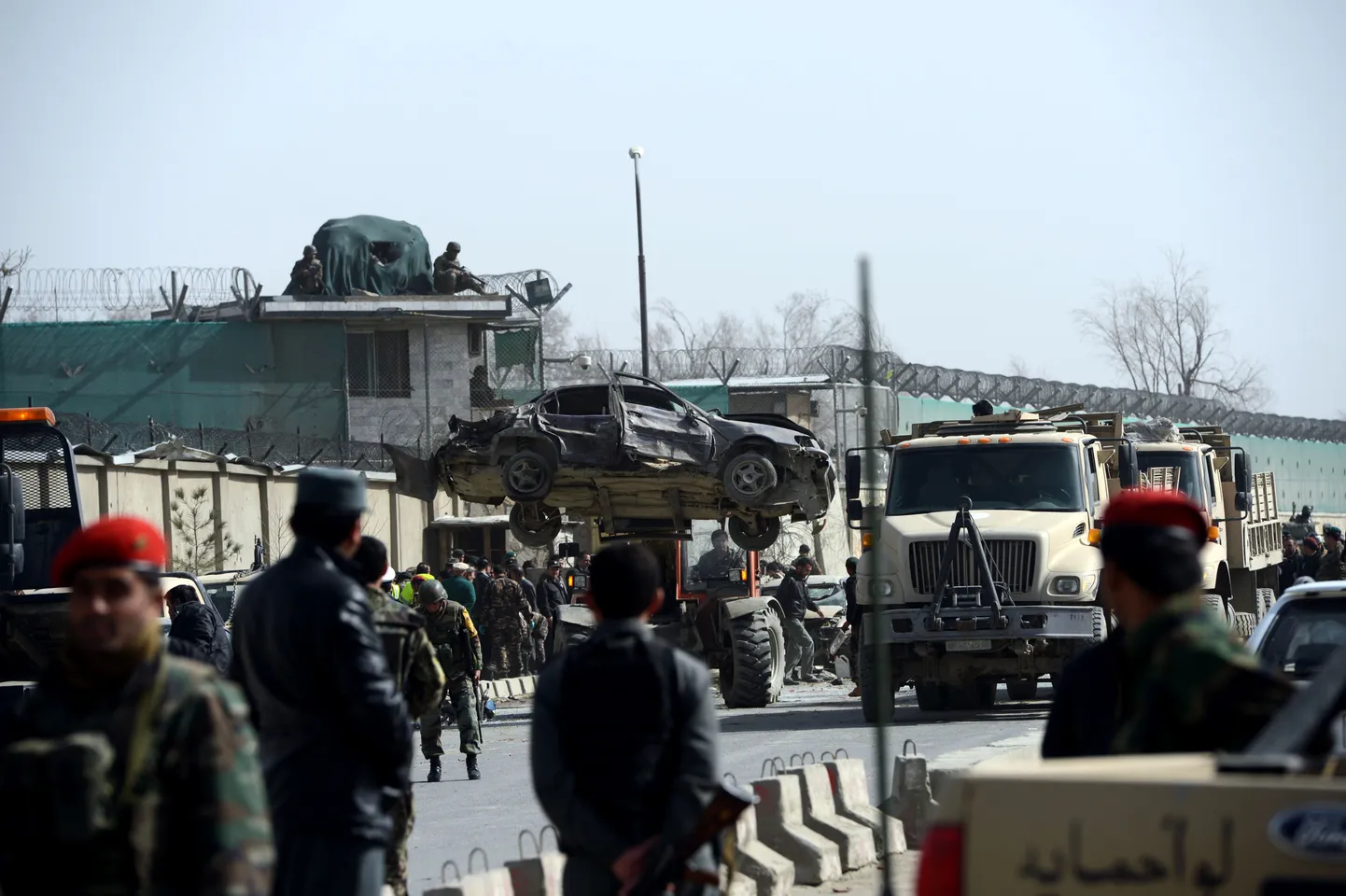Afganistani rahvusarmee sõdurid eemaldavad kaitseministeeriumi peavärava juures Kabulis aset leidnud enesetapurünnakus hävitud autot.