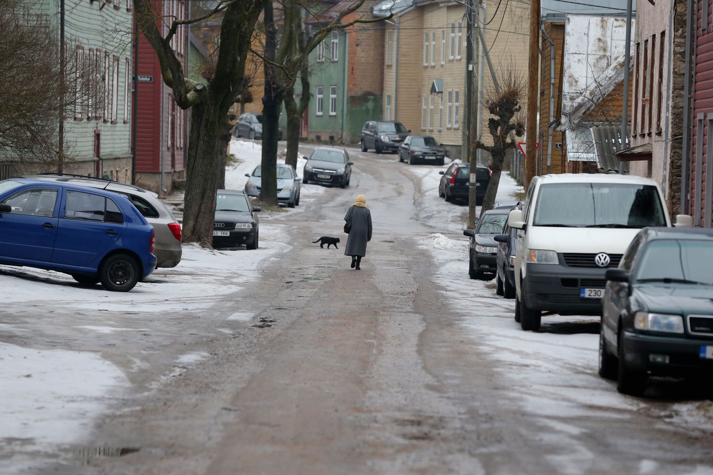 Karlovas liiguvad inimesed sõiduteedel, sest kõnniteed on liiga libedad.
Pildil Salme tänav.