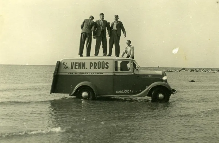 Kaubamaja Vennad Prüüs kasutas 1930. aastate lõpus ühetonnise kandejõuga kaubaautot.