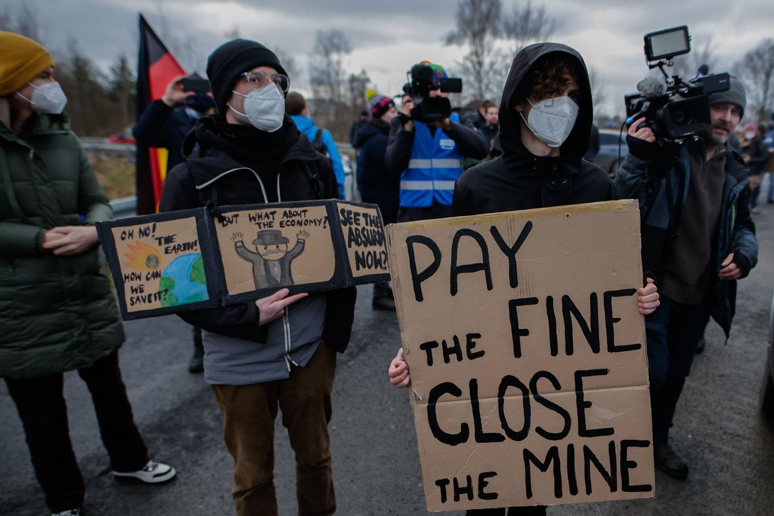 Tšehhi, saksa ning poola kliimaaktivistid protesteerimas 15. jaanuaril Turówi kaevanduse ees, kutsudes üles trahvi maksma ning kaevandust sulgema.
FOTO: Krzysztof Zatycki/Zuma/Scanpix