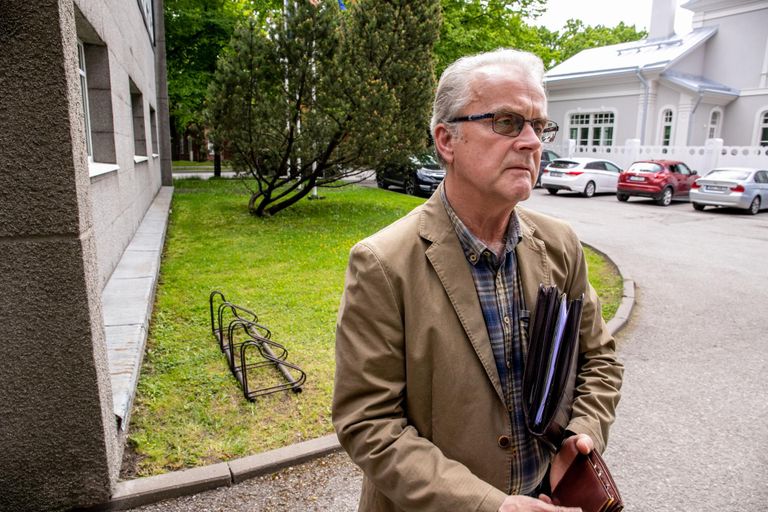 Advokaat Rünno Roosmaa läks Pärnu politseijaoskonda, et pärast vahistamist esimest korda kohtuda oma kliendi Mikk Tarrastega.