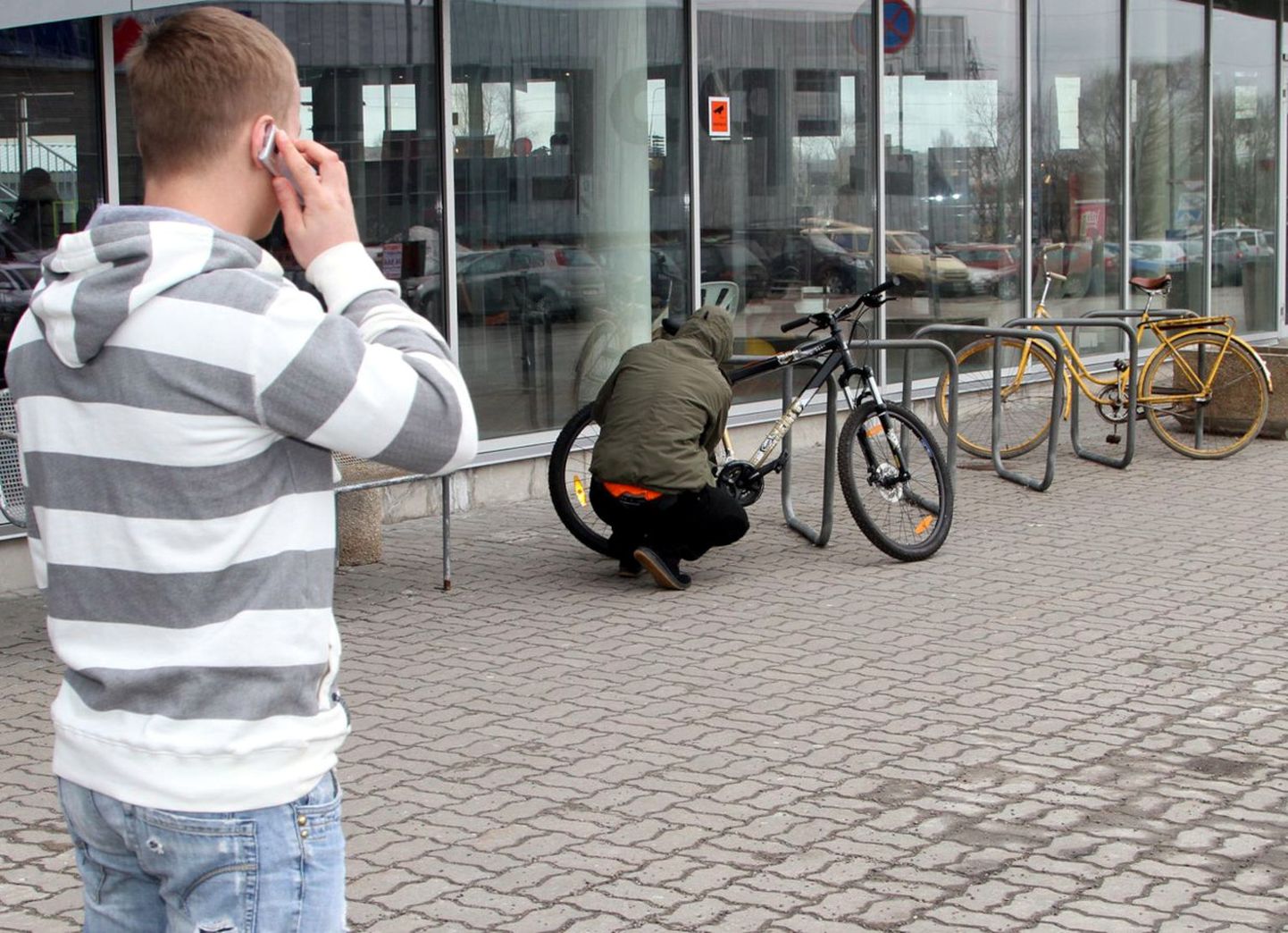 Fotolavastus jalgratta varastamisest.
