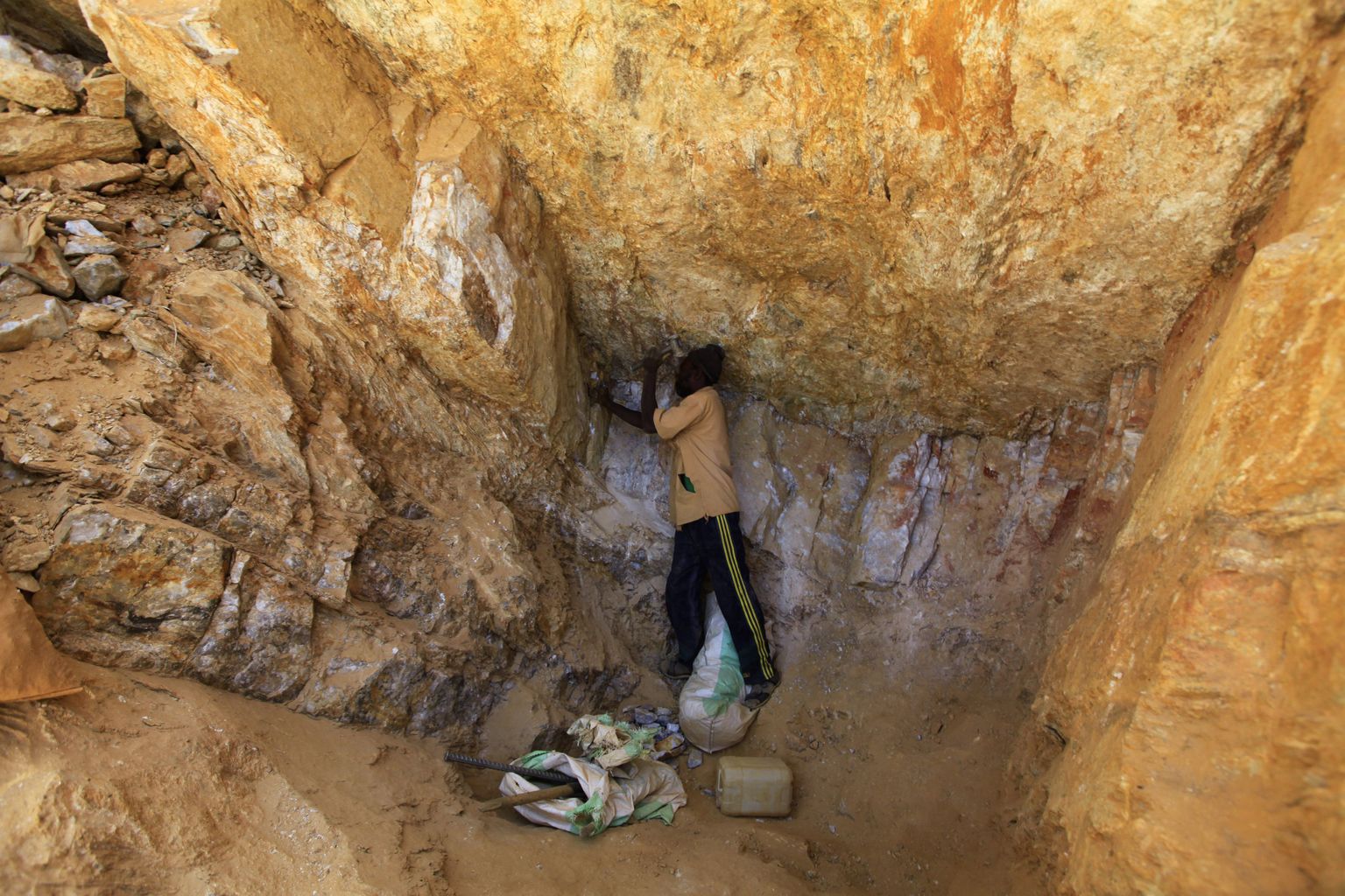 Kaevur lõhub kive Wad Bushara kullakaevanduses.